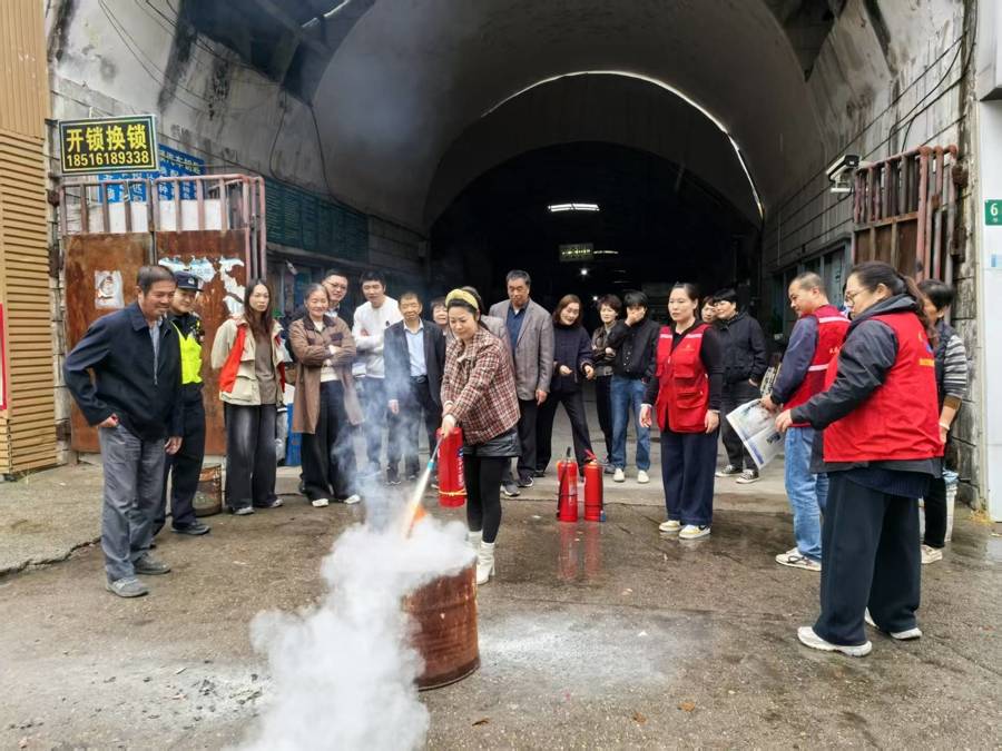 开云-别等火來(lái)才着急！金山(shān)卫这场演練(liàn)给商户敲(qiāo)响安全警鍾(zhōng)