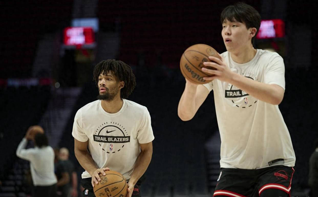 开云新闻-杨瀚森连续五场无登场点评开拓者教练组用人异常，追梦路充满挑战