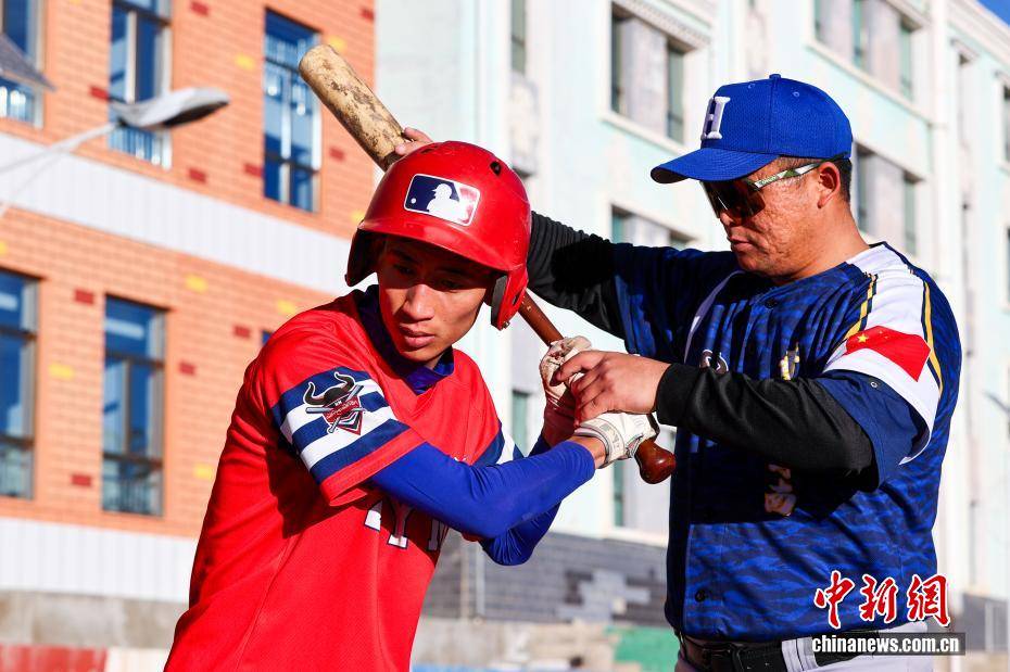 【图片故事】棒球教练华旦班玛：为高原牧区孩子挥出一条“梦想之路”