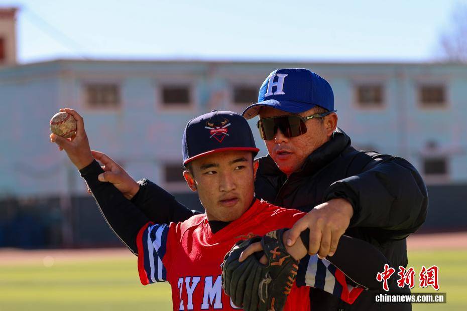 【图片故事】棒球教练华旦班玛：为高原牧区孩子挥出一条“梦想之路”