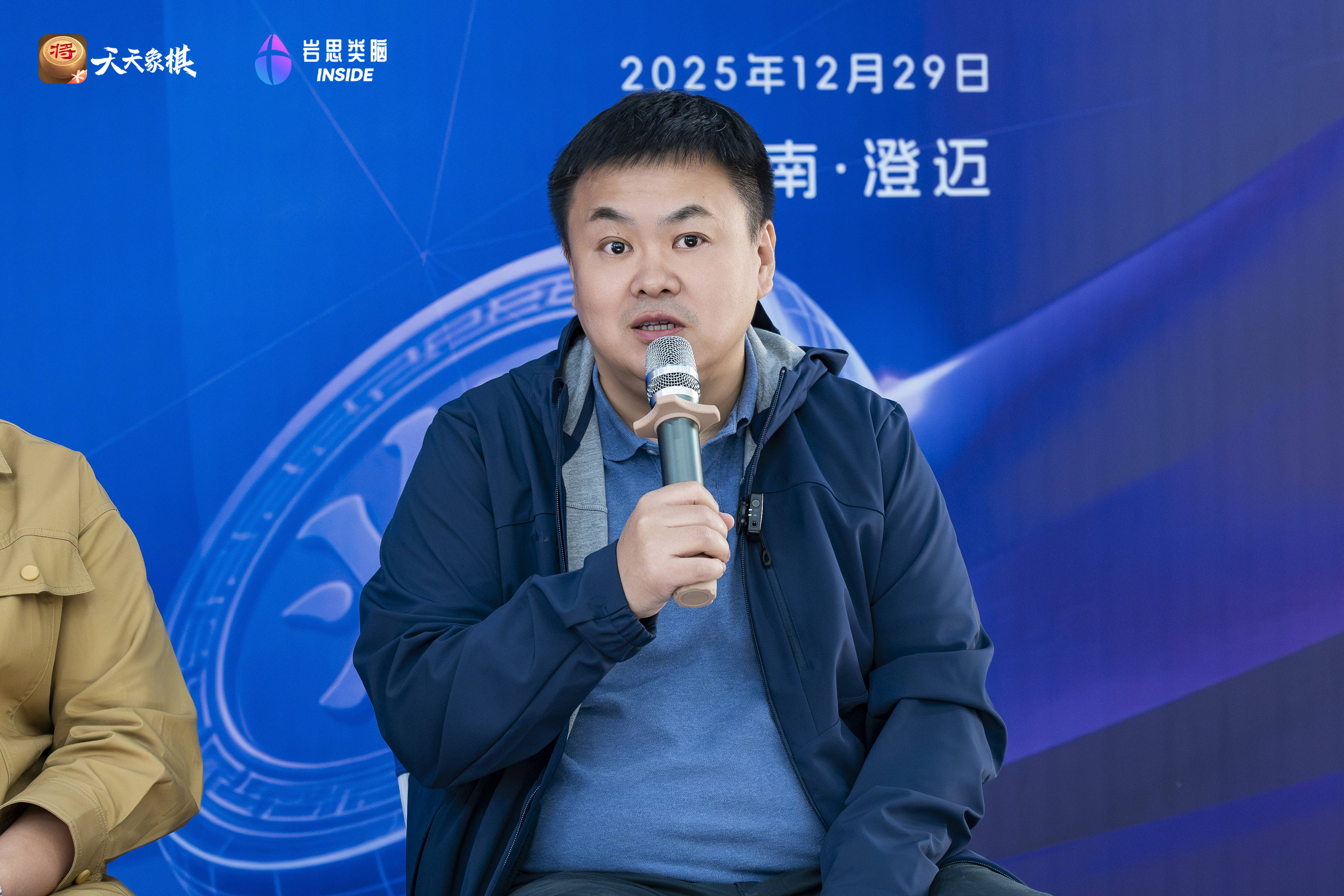 脑瘫患者参加象棋公开赛圆梦,脑电大模型让“意念下棋”成为现实