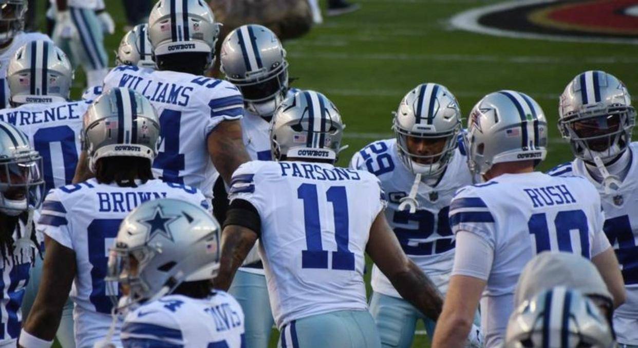 达拉斯牛仔队的合同真递到他手上了，詹姆斯差点就去了NFL，他高中竟是全州第一外接手，橄榄球才是真正的起点