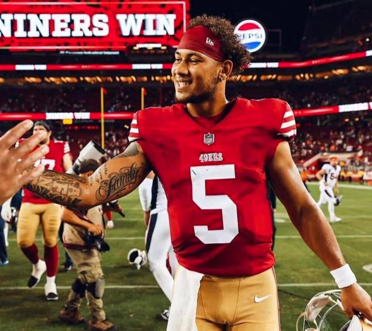 达拉斯牛仔队的合同真递到他手上了，詹姆斯差点就去了NFL，他高中竟是全州第一外接手，橄榄球才是真正的起点