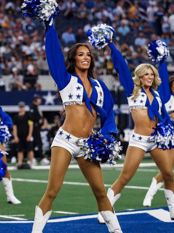 达拉斯牛仔啦啦队头牌现身尼克斯比赛现场,高颜值与好身材引发关注