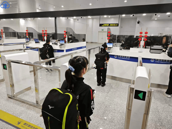 开云app-天津(jīn)机场边检站保障(zhàng)韩國(guó)小学生乒乓球(qiú)队来津(jīn)比赛交流